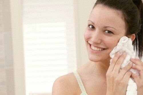 Dùng khăn mặt không đúng cách. Hãy dùng khăn bông sạch thấm nhẹ lên mặt sau khi rửa mặt bằng sữa rửa mặt, thay vì chà xát khăn mặt trên da, dễ gây xước da và tấy đỏ. Thường xuyên giặt sạch khăn mặt và nên thay khăn mặt mới sau 30 – 45 ngày sử dụng.