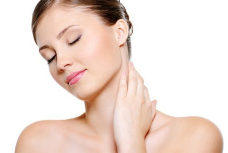 Dùng thay sữa dưỡng thể. Ngoài chế sữa rửa mặt từ chanh tươi, bạn có thể dùng nước chanh trộn với nước ép cà chua với tỷ lệ 1:1 để chế sữa dưỡng thể. Sau khi tắm sạch sẽ, bạn dùng bông tắm thoa đều lên cơ thể, mát xa nhẹ nhàng 10 phút rồi tắm lại với nước ấm.