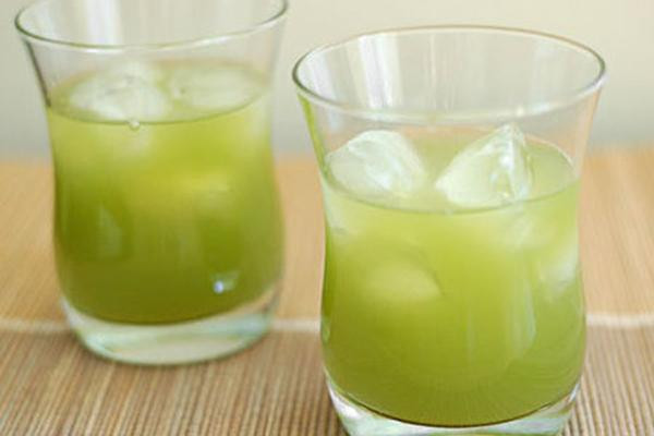 Giải độc cơ thể. Ép bí đao lấy nước, trộn vài giọt muối dùng làm nước uống hàng ngày giúp thanh nhiệt, giải độc. Đặc biệt, trong mùa nắng nóng, dùng nước ép bí đao còn giúp phòng ngừa cảm, giảm mụn nhọt, lở ngứa, rôm sảy.