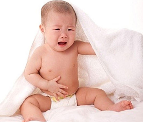 Trẻ bị mắc bệnh đường tiêu hoá. Sữa làm giảm mức độ ảnh hưởng của axit trong dạ dày với chứng viêm nhiễm. Tuy nhiên vì sử dụng loại thực phẩm này vào bữa sáng khi bụng đang trống rỗng dễ làm tăng dịch dạ dày, khiến tình trạng viêm nhiễm thêm trầm trọng, gây cảm giác đau bụng, khó chịu.
