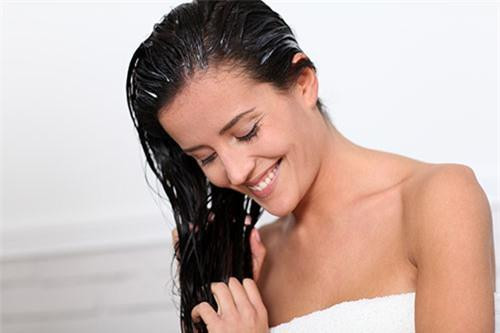 Chăm sóc tóc hư tổn: Nghiền nhuyễn quả chuối, trộn thêm 1-2 thìa mật ong hoặc vài giọt dầu quả hành rồi vỗ đều hỗn hợp lên tóc, xoa bóp nhẹ nhàng, ủ tóc từ 10-15 phút rồi xả lại tóc thật sạch. Sau đó gội đầu như bình thường.