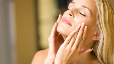 Tẩy tế bào chết: Nghiền nát chuối chín cùng đất sét trắng đắp lên mặt trong khoảng 20 phút, sau đó rửa sạch. Mặt nạ này giàu dưỡng chất và cũng có tác dụng giữ ẩm.