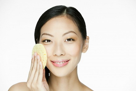 Sử dụng nước hoa hồng để tẩy trang. Đây là một lỗi vô cùng nghiêm trọng. Trong nước hoa hồng tuy có cồn (để sát khuẩn) nhưng lại là cồn nhẹ và rất lành tính nên hoàn toàn không thể tẩy trang. Hơn nữa khi lau nước hoa hồng lên mặt khiến lỗ chân lông se nhỏ, lớp make up của bạn sẽ càng lưu cữu trong lỗ chân lông gây bí, tắc, sinh ra mụn.