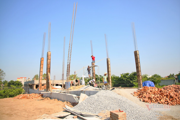 Gia đình ông Ngô Văn Thuấn và Vũ Hồng Hinh (tổ 4, tiểu khu Phú Mỹ, TT. Phú Xuyên) đã xây nhà vào phạm vi bảo vệ công trình thông tin tín hiệu đường sắt. Hai gia đình này đã xây nhà trùm lên đường dây thông tin tín hiệu.