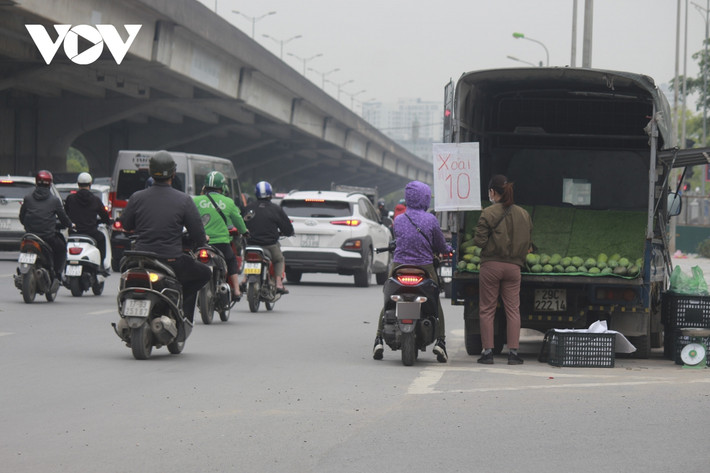 Trong ảnh, một chiếc xe chở xoài ngang nhiên đỗ lại ở lòng đường để bán hàng trên đường Nguyễn Xiển.