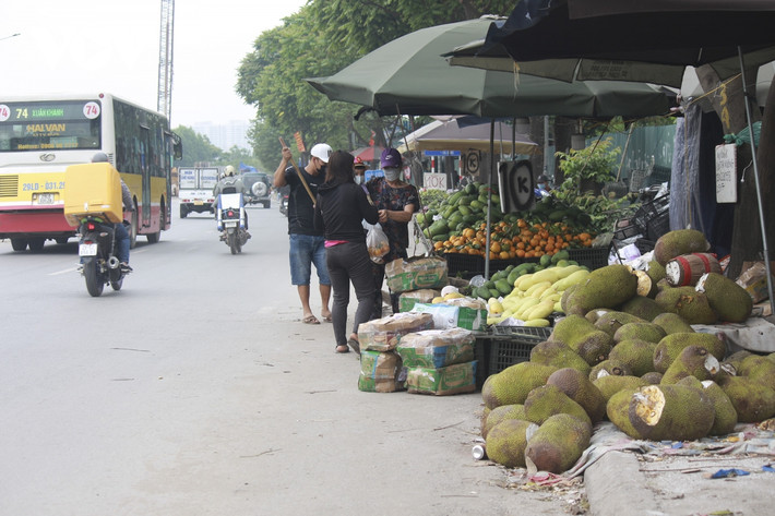 Đại lộ Thăng Long là một trong những tuyến đường huyết mạch kết nối khu vực phía Tây - Tây Nam của thành phố. Thế nhưng dọc tuyến đường này đang bị lấn chiếm nghiêm trọng.