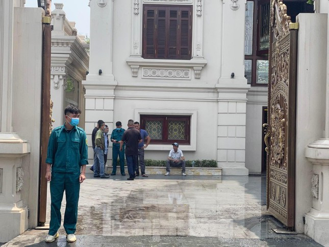 Cơ quan chức năng TP. Cẩm Phả huy động hàng chục phương tiện và hơn 100 người dập lửa.