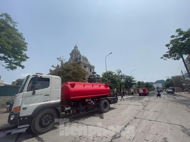 Đám cháy xuất phát từ phòng bếp của tầng 1 của ngôi nhà rồi lan rộng lên tầng 2.