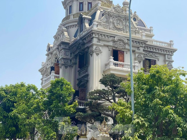 Ở Cẩm Phả không chỉ riêng tòa "lâu đài" này được định giá hàng trăm tỷ mà còn nhiều tòa lâu đài khác cũng có giá trị không kém nằm rải rác ở những vị trí đắc địa.