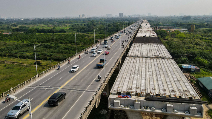 Cầu có chiều dài và đường dẫn khoảng 3.473 m; mặt cắt ngang cầu 19,25 m. Khi hoàn thành, cầu Vĩnh Tuy 1 và 2 sẽ có 8 làn xe, trong đó có 4 làn ôtô, 2 làn xe buýt và 2 làn xe thô sơ. Đây sẽ là cây cầu đầu tiên tại Hà Nội có làn đường dành riêng cho xe buýt.