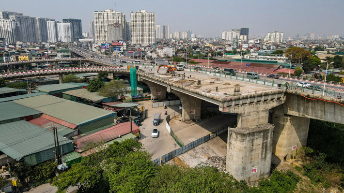 Phía quận Hai Bà Trưng đã có sẵn mối chờ. Nhà thầu rào chắn để phá dỡ 2 nhịp cầu dài khoảng 60 m. Ngoài ra, trụ cầu H17B được phá bỏ hoàn toàn. Trong khi đó, trụ H18 sẽ được phá dỡ phần xà mũ bên trên và giữ nguyên kết cấu trụ dưới để tiếp tục thi công.