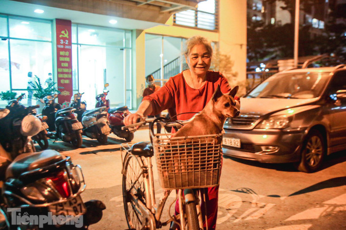 "Hoạt động bắt chó thả rông không rọ mõm chủ yếu để nâng cao ý thức của chủ nuôi, đảm bảo an toàn cho người xung quanh, được đa số người dân ủng hộ. Chú chó nào chưa được tiêm phòng thì phải tiêm phòng xong mới được mang về, đề phòng chó cắn gây bệnh dại cho người", bà Nguyễn Thùy Dung, nhân viên thú y trên địa bàn quận Thanh Xuân cho biết.