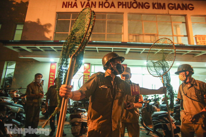 Mới đây, Phó Chủ tịch UBND thành phố Hà Nội Nguyễn Mạnh Quyền ký ban hành Kế hoạch thực hiện chương trình quốc gia phòng, chống bệnh dại trên địa bàn thành phố giai đoạn 2022 - 2030."Các phường, xã, thị trấn quy định cụ thể việc bắt giữ chó thả rông ở nơi công cộng thuộc địa bàn quản lý; thành lập đội bắt chó thả rông và động vật mắc bệnh dại, có dấu hiệu mắc bệnh dại; bố trí khu vực nhốt giữ và thông báo trên các phương tiện thông tin đại chúng về địa điểm tạm giữ chó bị bắt để chủ vật nuôi đến nhận; xử phạt vi phạm hành chính đối với chủ vật nuôi vi phạm hành chính trong quản lý nuôi chó, mèo, không tiêm vắc xin dại cho chó, mèo theo quy định của pháp luật; quyết định biện pháp xử lý chó bị bắt giữ trong trường hợp sau 48 giờ kể từ khi có thông báo mà không có người nhận", kế hoạch nêu.