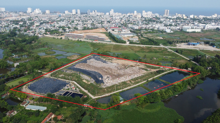 Được xây dựng và đi vào hoạt động từ năm 1997, bãi rác nằm tại phường Trung Sơn (TP Sầm Sơn, Thanh Hóa) có diện tích khoảng 27.000 m2.