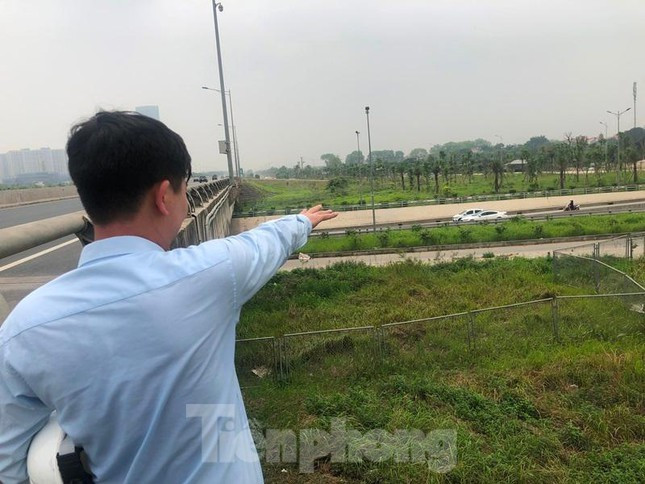 Tại hiện trường từng xảy ra sự cố sáng nay, lý giải nguyên nhân vì sao theo thiết kế cáp quang đi ngầm nhưng đoạn xảy ra sự cố cáp quang lại đi nổi, ông Nguyễn Huy Thiêm, đại diện VIDIFI cho biết, trước đây khi thành phố Hà Nội chưa làm đường hầm qua đường cao tốc (hướng ông Thiêm chỉ tay) để vào các khu đô thị mới bên cạnh, tuyến cáp quang tại đây đã đi ngầm. Nhưng từ khi thành phố làm hầm này, đường cáp quang tại đây đã tạm thời phải đi nổi.