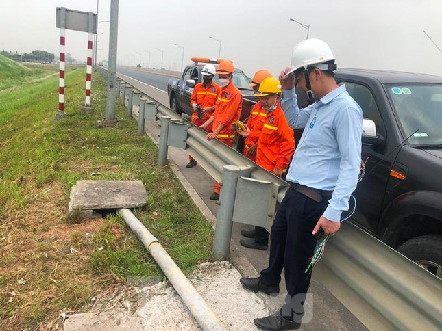 Hiện trường một đoạn ống cáp quang đang đi ngầm nhưng đến khu vực đoạn qua địa phận xã Đa Tốn, huyện Gia Lâm, Hà Nội lại đi nổi trên mặt đất.