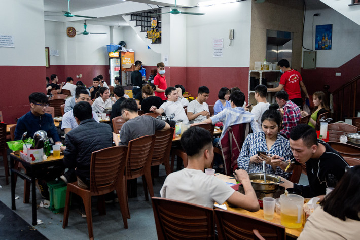 Anh Minh, quản lý một hàng bia hơi ở Vũ Tông Phan (quận Thanh Xuân) chia sẻ trước đó hình thức bán mang về và lệnh cấm hoạt động sau 21h không phù hợp với tính chất của quán nhậu. "Từ khi hết các quy định đó, tình hình kinh doanh của chúng tôi mới khá hơn do nhiều người thích ngồi cà kê tại quán đến tối muộn", anh nói.