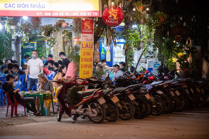 Một quán nhậu trên phố Nguyễn Văn Lộc (quận Hà Đông) lúc 22h30 vẫn chật cứng khách ngồi.
