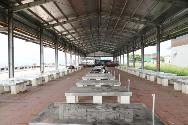 Nhà phân loại hải sản của cảng cá Cửa Hội nằm trong gói thầu số 9 dự án nâng cấp, mở rộng cảng cá Cửa Hội, do Sở NN&PTNT Nghệ An làm chủ đầu tư.
