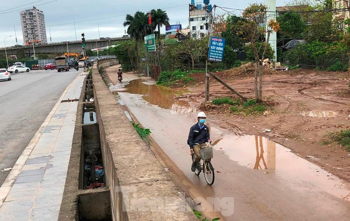 Do hạ tầng cải tạo, trong đó có hệ thống thoát nước nên kể cả trời không mưa, tại đây cũng bị ứ đọng nước trên đường.