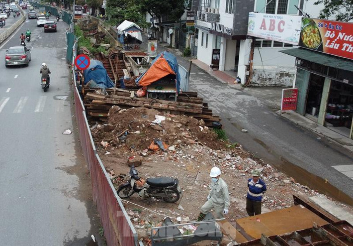 Người dân sống hai bên đường Âu Cơ đang khổ sở vì dự án thi công dở dang 2 năm qua.