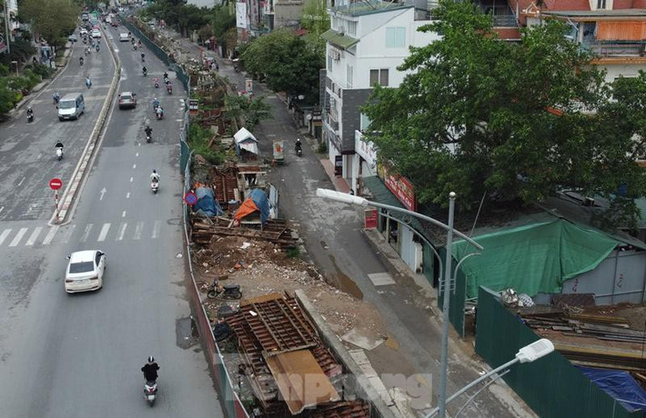 Một tuyến đường nằm ở giữa trung tâm thành phố Hà Nội, vừa nối trung tâm chính trị Ba Đình với sân bay quốc tế Nội Bài gần nhất vừa có vai trò đối ngoại nhưng không hiểu vì sao lại tồn tại một dự án cải tạo, nâng cấp “treo” nhiều năm đến như vậy.