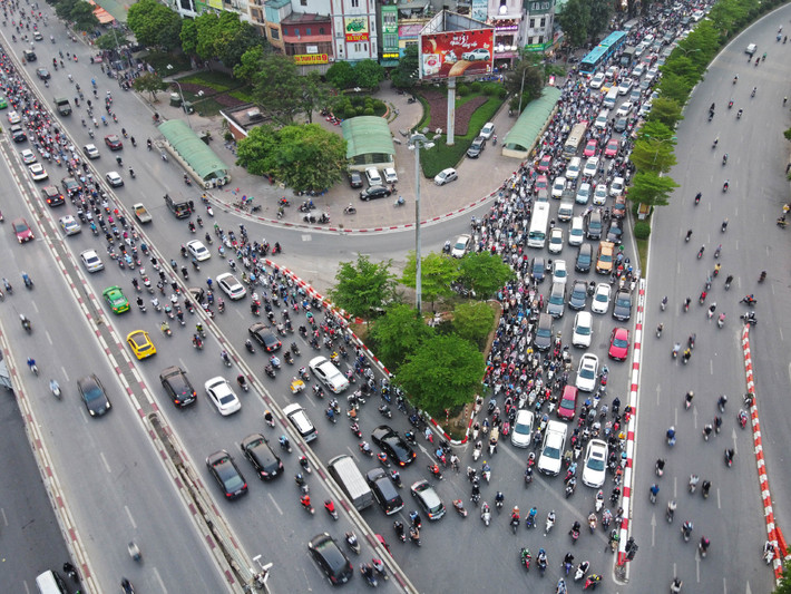 Một số xe máy bất chấp đi ngược chiều để thoát khỏi dòng phương tiện. Những ngày gần đây, học sinh trở lại trường học cùng với các loại hình kinh doanh thiết lập trạng thái bình thường sau dịch khiến nút giao này ùn tắc bất kể thời gian nào trong ngày.