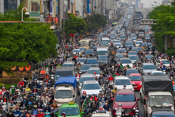 Lối xuống của đường trên cao cách Ngã Tư Sở hơn 100 m khiến dòng xe rất khó khăn mới có thể tiếp cận đường dưới thấp.