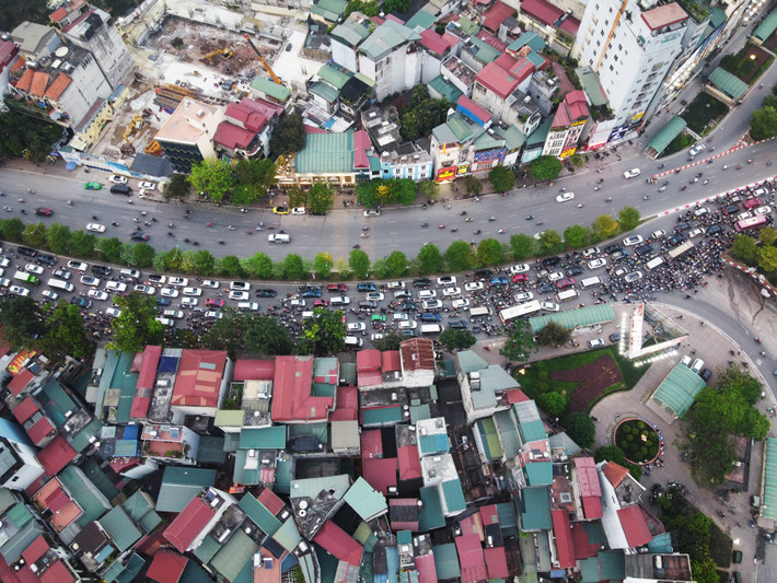Các phương tiện đi từ đường Láng sang Trường Chinh cũng bị tắc nghẽn trước khi vượt qua nút giao.