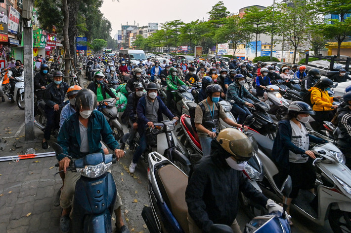 Anh Nguyễn Mạnh Cường, tài xế taxi công nghệ cho hay khi đi từ khu vực cầu Vĩnh Tuy đến Ngã Tư Sở chỉ mất khoảng 15 phút. Nhưng để vượt qua Ngã Tư Sở và trục đường Láng thì trung bình tài xế mất 30-45 phút. “Đường tắc cứng, thật sự rất mệt mỏi”, anh Cường nói.