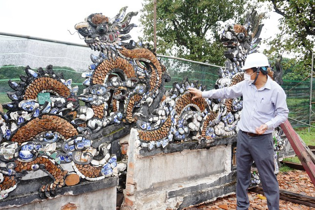 Đơn vị thi công cũng đánh dấu vị trí trên từng cấu kiện gỗ, các con giống và ô hộc bờ nóc, bờ quyết trước khi hạ giải theo hồ sơ thiết kế được duyệt. Các cấu kiện được đánh dấu không làm ảnh hưởng đến hiện trạng và được giữ trong suốt quá trình thi công.