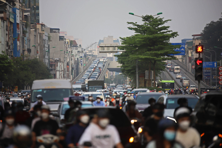 Nút giao Ngã Tư Sở ùn tắc bất kể khung giờ nào trong ngày.