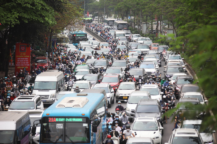 Xe cộ kẹt cứng khi ra khỏi hầm Kim Liên. Chị Lê Trà My (sinh sống tại phố Xã Đàn, cách khu vực hầm Kim Liên khoảng 400 m) cho hay tình trạng ùn tắc qua khu vực này trở nên nghiêm trọng khoảng vài ngày gần đây.