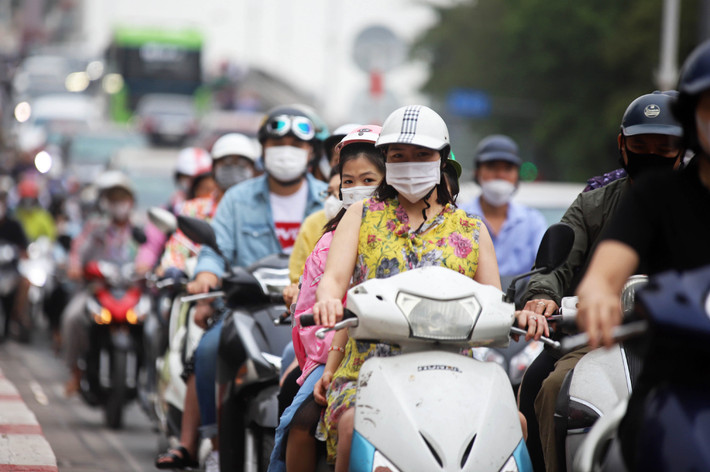 Sáng 13/4, mọi hoạt động ở Hà Nội bình thường trở lại cũng là lúc giao thông tắc nghẽn thường xuyên vào giờ cao điểm. Từ ngày hôm nay khi học sinh khối mầm non trở lại trường sau một năm nghỉ do dịch Covid-19. Trước đó, hôm 8/4, quán bar và karaoke cũng đã được hoạt động kinh doanh.