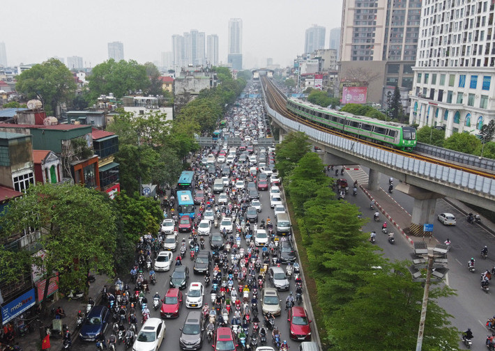 Giờ cao điểm sáng nay, đường Nguyễn Trãi hướng đi Tây Sơn kẹt cứng xe cộ. Trong khi đó, đường sắt đô thị Cát Linh - Hà Đông có lượng khách tăng đều.