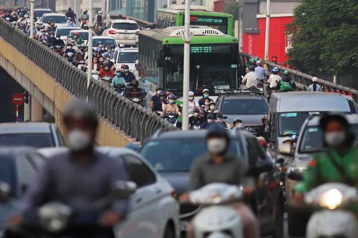 Xe buýt BRT kẹt cứng giữa dòng xe cộ qua cầu vượt Lê Văn Lương - Láng Hạ.
