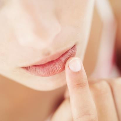 Son dưỡng không màu. Vào mùa lạnh, đôi môi luôn là vùng da nhạy cảm cần phải chăm chút nhất trên khuôn mặt. Lúc này, đừng quên sắm sửa 1 thỏi son dưỡng trong túi xách và sử dụng bất kì khi nào môi bạn cảm thấy khô và cần "tiếp nước". Ngoài ra, bạn chỉ nên chọn màu son dưỡng không màu để tránh làm màu son chính bị phai hay "lạc màu".