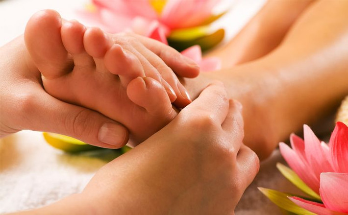 Bàn chân khô nứt. Đôi bàn chân thô nhám sẽ chỉ làm bạn thêm mất điểm trong mắt người bạn đời. Tốt nhất bạn nên cố gắng thực hiện liệu pháp làm mềm da chân sau đây hàng tuần: Ngâm chân vào nước ấm có chút xà bông trong khoảng 15 phút, sau đó lấy đá kì đánh nhẹ lòng bàn chân. Để bàn chân mềm, hết nứt nẻ, bạn thoa nhiều thuốc mỡ lên gót và bàn chân, rồi mang vớ cotton vào và đi ngủ. Sáng hôm sau thức dậy bạn sẽ cảm thấy ngay sự khác biệt kì diệu.