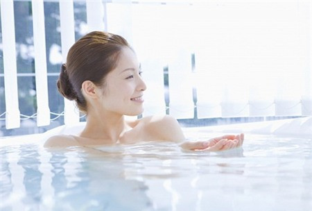 Tắm nước nóng quá lâu. Thật khó để bước ra khỏi phòng tắm nghi ngút hơi nước ấm áp trong những ngày giá rét. Nhưng sau 15 phút thì tất cả chỗ hơi nước đó sẽ bắt đầu làm hao mòn dần lớp lipid của da. Lớp lipid này bao gồm rất nhiều axit béo phức hợp có tác dụng giữ gìn, duy trì độ ẩm quý giá cho làn da. Vì thế bạn hãy tắm nước đủ ấm và nên tắm nhanh.