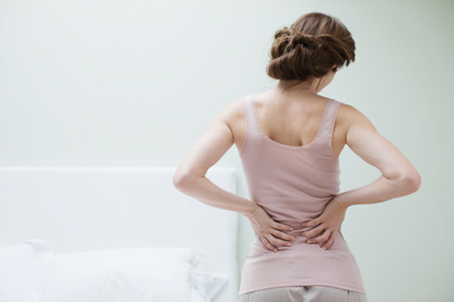 Thứ nhất là thắt lưng: Rất nhiều phụ nữ đến kỳ kinh nguyệt thì bị đau thắt lưng. Đặc biệt, sau một thời gian đứng lâu hoặc ngồi lâu thì lưng sẽ đau đến mức buốt hoặc tê cứng, khiến mọi người cực kỳ khó chịu.