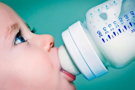Không tiệt trùng bình sữa và núm ti. Tất cả bình sữa, núm ti và những dụng cụ dùng để pha sữa khác đều phải được tiệt trùng ít nhất một lần khi mới bắt đầu sử dụng. Từ sau đó, mẹ có thể sửa với nước rửa bình chuyên dụng và tráng lại bằng nước sôi. Đó là khuyến cáo chung của tất cả các hãng sản xuất bình sữa và đồ dùng trẻ em.
