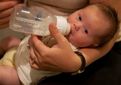 Uống sữa lúc nửa đêm, trẻ cao hơn? Trước khi cho trẻ đi ngủ, nhiều mẹ có thói quen pha cho con một cốc sữa và nịnh nọt trẻ uống bằng hết. Thực tế, đây là cách làm phản khoa học. Uống sữa trước lúc đi ngủ quá nhiều sẽ khiến cho bàng quang của trẻ gặp khó khăn, trẻ có thể sẽ bị đái dầm. Bên cạnh đó, thói quen cho con uống sữa lúc nửa đêm mà không cho trẻ vệ sinh răng miệng sẽ còn gây ra chứng sâu răng hay ảnh hưởng đến quá trình mọc răng của trẻ.