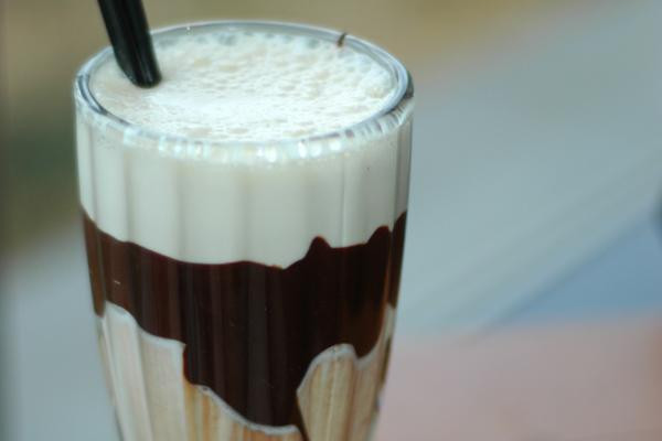 Pha sữa với socola. Socola và sữa không phải là ‘đôi lứa xứng đôi’ như các mẹ vẫn nghĩ. Trong sữa chứa hàm lượng protein và canxi rất phong phú, còn socola có axit oxalic. Nếu các thành phần này kết hợp với nhau sẽ tạo thành calcium oxalate không hòa tan. Đây là hợp chất gây cản trở quá trình hấp thụ canxi của cơ thể, gây tiêu chảy hoặc chậm phát triển.