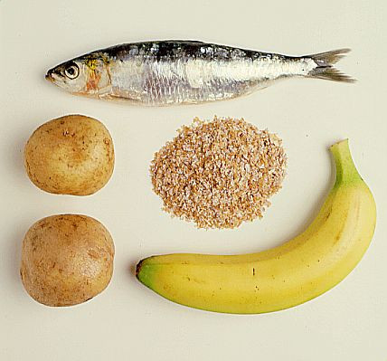 Vitamin B. Nhóm vitamin B bao gồm Vitamin B1, Vitamin B2, Niacin, Pantothenic acid, Pyridoxine, Biotin và Vitamin B12. Những vitamin này giúp tạo ra một loại enzyme quan trọng nhằm tăng cường khả năng chuyển hóa đường, chất béo, protein trong cơ thể. Ngoài ra, vitamin B1 còn giúp kích thích cảm giác thèm ăn ở trẻ. Trong gan, cật, thịt, trứng, sữa, pho mát, lúa mạch, các loại đậu/đỗ, rau xanh… đều có lượng vitamin B cần thiết cho trẻ.