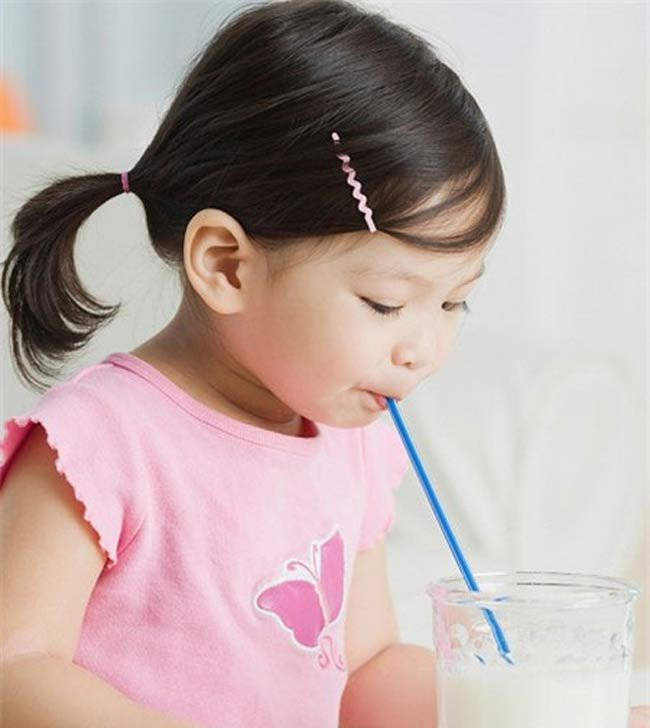 Vitamin D. Vitamin D giúp điều hòa và chuyển hóa lượng canxi trong cơ thể, giúp củng cố phát triển hệ xương- răng khỏe mạnh. Đó là lý do vì sao thuốc bổ sung canxi cho trẻ nhỏ luôn có thêm thành phần Vitamin D. Những trẻ sinh non, thiếu tháng rất dễ đối mặt với nguy cơ thiếu vitamin D dẫn đến vàng da sinh lý. Một trong những cách bổ sung vitamin D tự nhiên hiệu quả là cho trẻ tắm nắng hàng ngày trước 9h sáng.