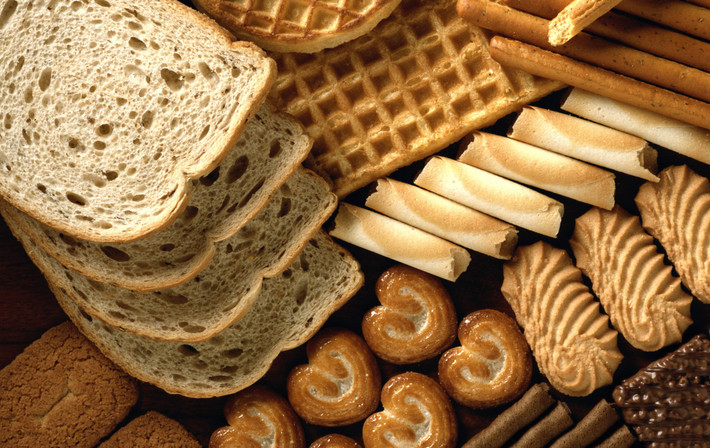 Carbohydrates cung cấp năng lượng lâu dài và chất xơ, giúp ngăn ngừa táo bón. Tuy nhiên, bạn cần tránh carbohydrates có trong đường trắng, bột trắng, và các loại thực phẩm có chứa chúng (bánh ngọt, bánh mì trắng), vì chúng dễ làm bạn tăng cân. Hàm lượng hợp lý mỗi ngày: 1 lát bánh mỳ, 1 cái bánh ngô, 3-4 bát cơm, 1 củ khoai tây, ½ bát ngô nấu chín.