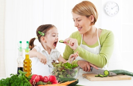 Sắt. Sẳt giúp cơ thể bé có được hệ miễn dịch khỏe mạnh. Ngoài ra, sắt còn có chức năng hình thành hồng cầu và khiến hồng cầu có màu đỏ. Sắt đảm nhiệm vai trò trong việc phát triển thể chất, trí não và tinh thần cho trẻ nhỏ. Trứng, cá, thịt bò, gan, các loại rau xanh đậm ( cải bó xôi) là nguồn cung cấp sắt dồi dào cho trẻ.