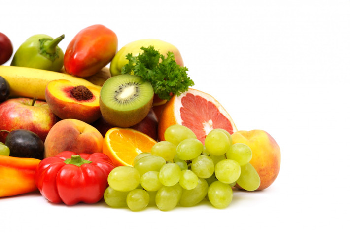 Vitamin C. Vitamin C tham gia vào nhiều hoạt động sống quan trọng của cơ thể như: phát triển và duy trì hệ xương, răng, nướu, dây chằng, mạch máu; tăng cường khả năng chống nhiễm khuẩn; Giảm các chất thải có hại đối với cơ thể và cả những chất độc do cơ thể tạo ra...Vitamin C chủ yếu có trong trái cây, rau xanh như cam, canh, kiwi, cà chua, khoai tây…