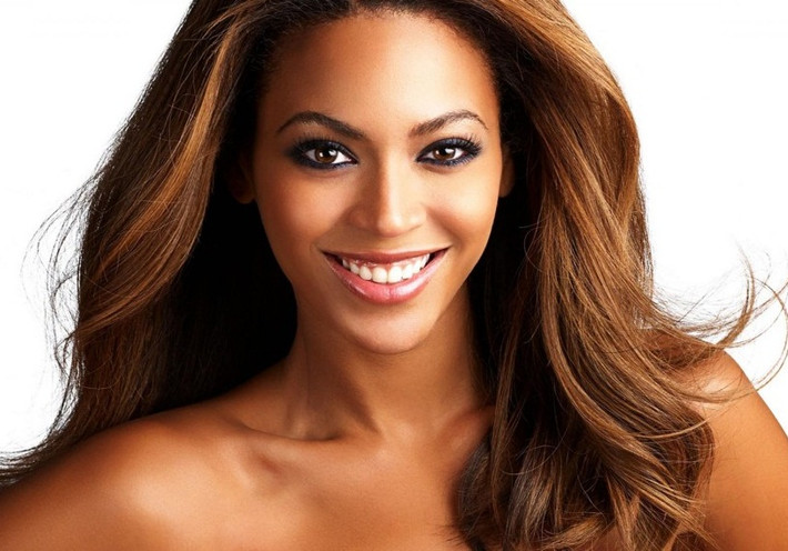 Uống dấm/nước chanh/hỗn hợp ớt và hạt tiêu. Khi đóng phim Dreamgirls, Beyonce được yêu cầu phải giảm cân nên cô đã theo chế độ Master Cleanse Diet trong vòng 14 ngày. “Trong vòng 2 tuần tôi chỉ có uống hỗn hợp nước, ớt, hạt tiêu và cứ thế giảm cân dần. Mọi người gặp tôi cứ hỏi có khỏe không, thực tế là tôi thấy không ổn chút nào”, cô nàng chia sẻ.