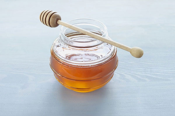 Dùng mật ong dưỡng môi. Mật ong là dưỡng chất làm đẹp được chị em tin dùng. Bạn dùng một chút mật ong thoa môi khi môi bị nứt nẻ sẽ vô cùng hữu hiệu.